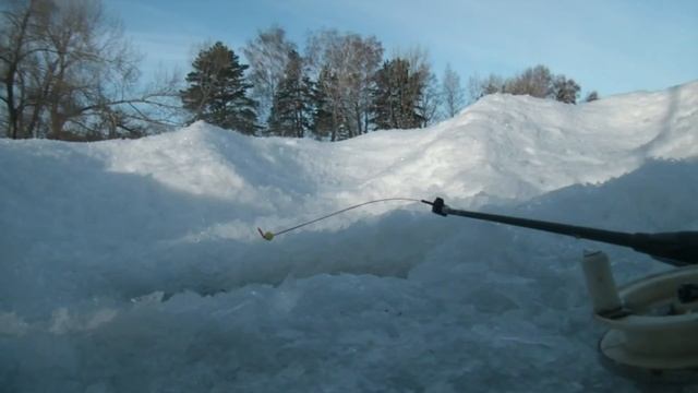 Зимняя рыбалка 2018 Ловля плотвы в глухозимье. смотреть онлайн