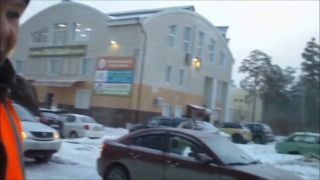 Дворник из Северска Валерий сыпет песок на гололёд и рассказывает про свою зарплату. смотреть онлайн