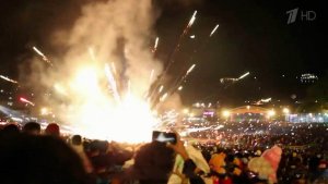 ЧП на фестивале света в Мьянме - воздушный шар с фейерверками взорвался прямо над толпой и рухнул...