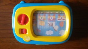 Музыкальная игрушка Grow & Play "My First Tv" маленький механический телевизор с ручкой-переноской,