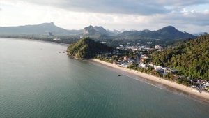 Краби Ao Nang пляж с высоты птичьего полета. Таиланд