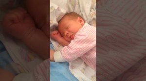 Очень сонный малыш. Только родился. Very lonely baby. First day of born.