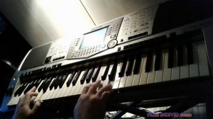 парень классно играет на синтезаторе* ))) (наушники+)