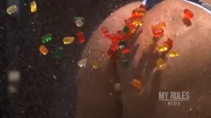 Мармеладные мишки бьют по попке девушку