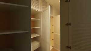 шкаф в спальне с жалюзийными фасадами