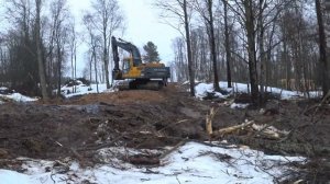 Гусеничный экскаватор и экскаватор погрузчик работают на строительстве дороги!