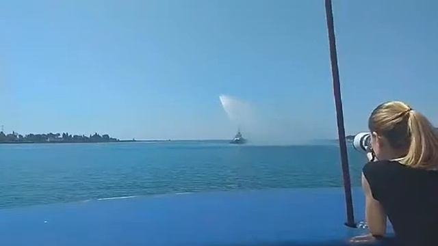 Буксир вальсирует в порту 