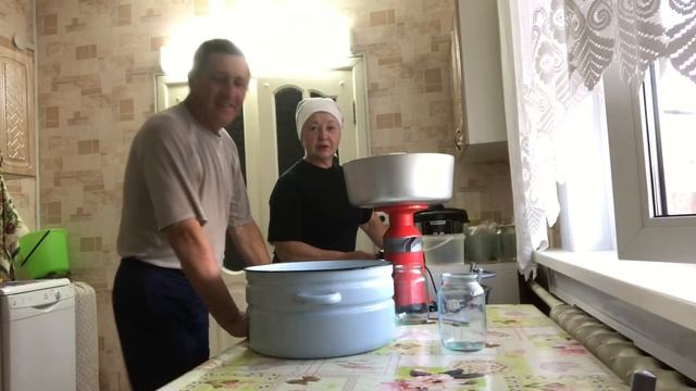 Заели с утра//Сепарируем молоко//Гуляю с вами по огороду// смотреть онлайн