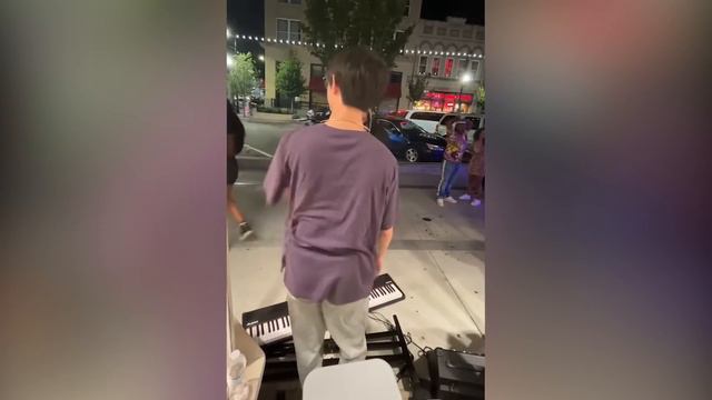 Woman knocks down street performer's piano then allegedly steals his tips смотреть онлайн