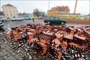 Перевернулся грузовик с водкой, бой продавали по 25 рублей за бутылку