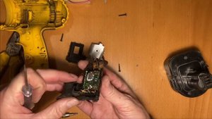DeWALT cordless drill DC727 died: How to disassemble and replace the trigger
