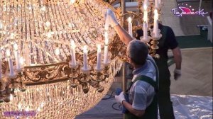 Как моют люстру в Эрмитаже?