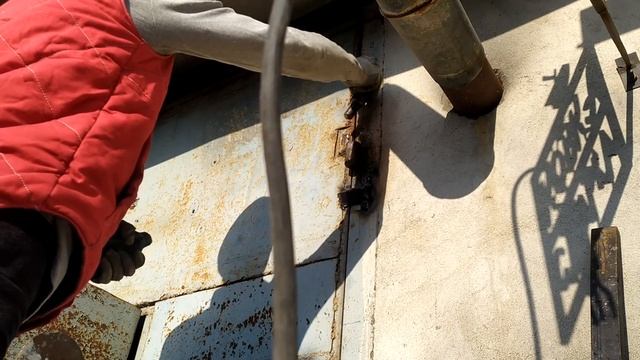 Что делать если петли на гараже приржавели и ворота не открываются.