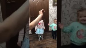 Веселая пляска под гармонь бабушки с внучками