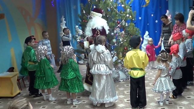 Новый год в детском саду Игра "Поймай варежку" с Дедом Морозом смотреть онлайн
