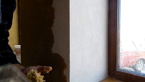 Как наносить жидкие обои на стены.