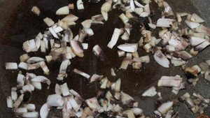 Слоеный салат с грибами, яйцом и колбасой
