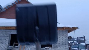 Как почистить снег с крыши дома бани или гаража— Простым дедовским способом с парой приспособлений