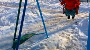 Почти уснули качаясь. Ребёнок качается на качелях ??