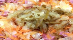 Пшенный суп с варено-копченой колбасой, соленым огурцом и оливками