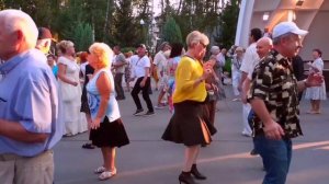 ЦЫГАНКА МОЛОДАЯ! ТАНЦЫ В ПАРКЕ ГОРЬКОГО ХАРЬКОВ.mp4