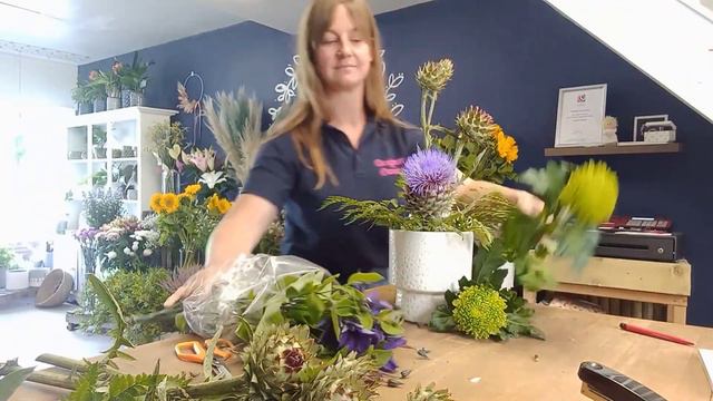 Corporate arrangement for a local salon. смотреть онлайн