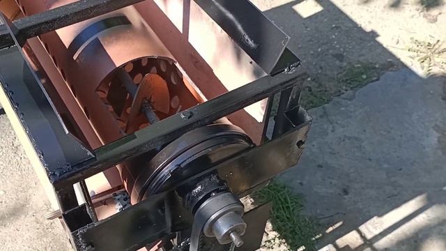 Гребнеотделитель (дробилка) для винограда своими руками
