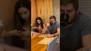 Пью чай швыркая/Почему она так отреагировала?/Что в этом такого?/Ты что свинтус что ли, Ааа?