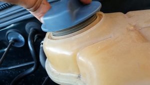 Течет охлаждающая жидкость из фланца VW Passat b5