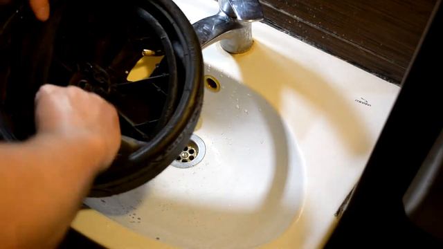 Ремонт колеса коляски руками за 5 минут. Ремонт колеса детской коляски