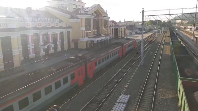 Электропоезд Новокузнецк Новокузнецк Северный прибывает на станцию Новокузнецк