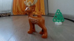 Саша играет в игрушки: железную дорогу и Лего