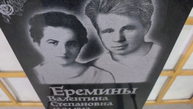 Памятник из черного гранита 1200х500х70