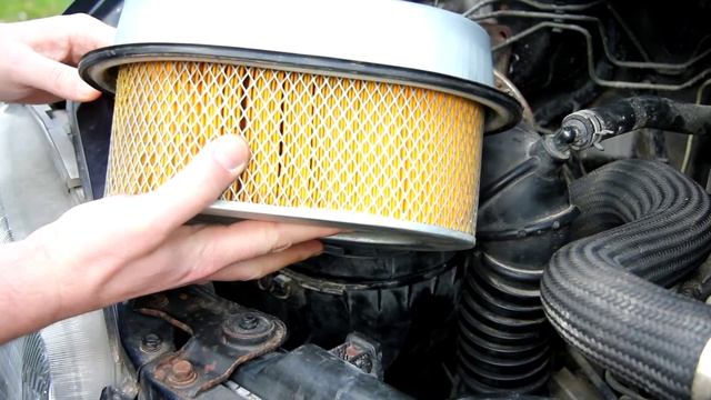 Changing the air filter on a Mitsubishi Delica L400 смотреть онлайн