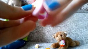 Открываем киндеры сюрпризы "Пушистые истории & королевские питомцы"