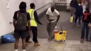 Негр обосрался в метро . жесть / Negro crap in the subway. tin