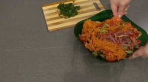 Салат с Корейской морковью и колбасой.