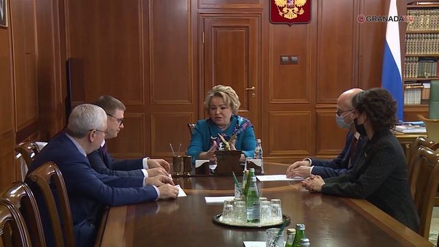 Алексей Текслер вручил Валентине Матвиенко огромный букет сирени смотреть онлайн