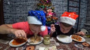 РОЛЛТОН ХИНКАЛИ КИЛЬКА КТО БЫСТРЕЕ СЪЕСТ l ДОШИРАК ПЕЛЬМЕНИ РЫБА ЕДА НА СКОРОСТЬ