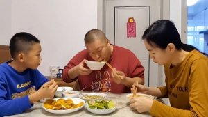 媳妇用酸菜炝汤做刀切面，酸爽又筋道，胖哥造了两碗半吃的直冒汗