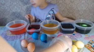 КРАСИМ ЯЙЦА к Пасхе Маша Готовится к Празднику Coloring Easter Eggs surprise