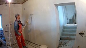Поклейка стеклохолста на шпаклевку валиком