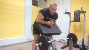 Подъём штанги на бицепс на скамье Скотта.