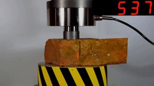 Гидравлический пресс и кирпичи разного года производства.