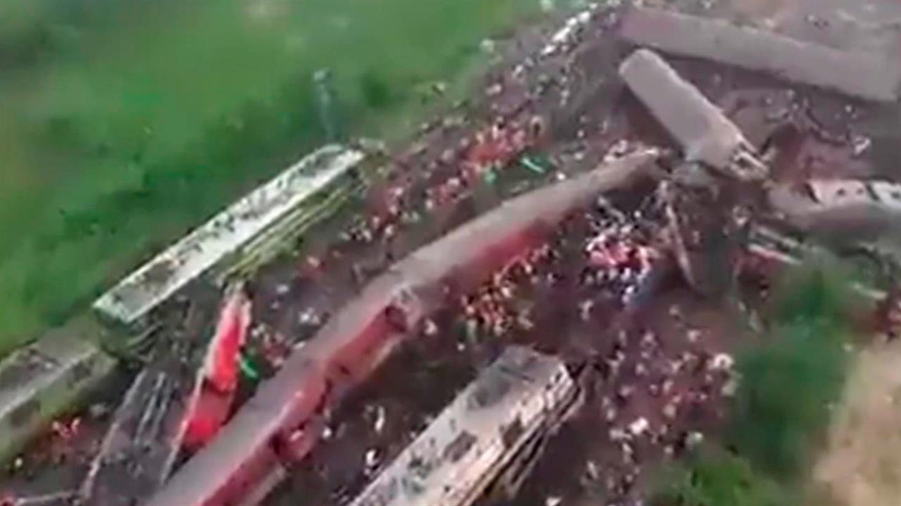 В Индии на полном ходу столкнулись два поезда: пассажирский и грузовой