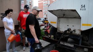 Водовозка снабжает водой оставшихся без нее жителей Бердска