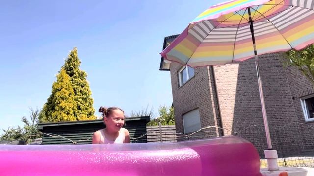 Напекла блинов/ В жаркий июльский день охлаждаемся в бассейне/ Развлекаемся дома смотреть онлайн