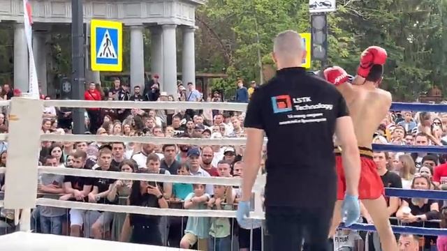 Мехрабов Амирхан (красный угол) в профессиональном бою (2-ой раунд) смотреть онлайн