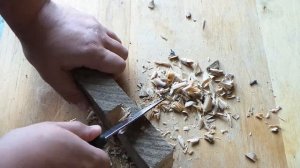 Нож MORA Companion MG углеродистая сталь, режем дерево