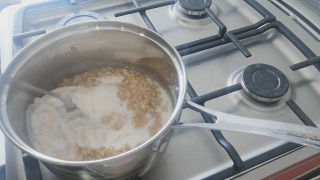 НАУЧИЛА ВСЕХ СВОИХ ПОДРУГ.ТЕПЕРЬ ГОТОВЛЮ ТОЛЬКО ТАК. КАК СВАРИТЬ  ВКУСНУЮ ОВСЯНУЮ КАШУ.